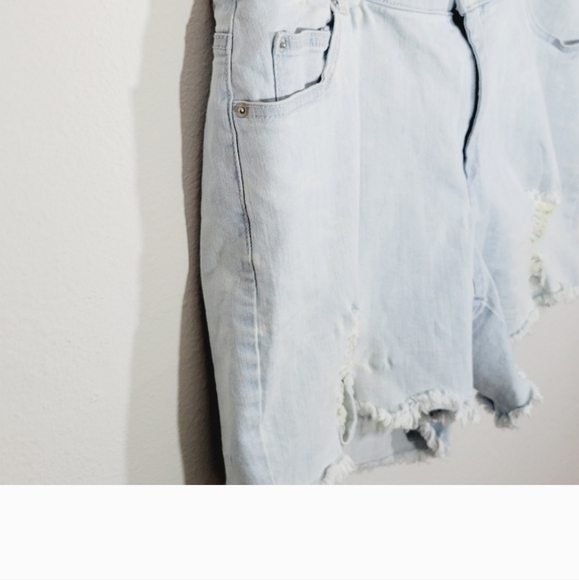 Ashley Stewart Women's Distressed Frayed Hem Light Denim Short Shorts sz 22 - Picture 5 of 7